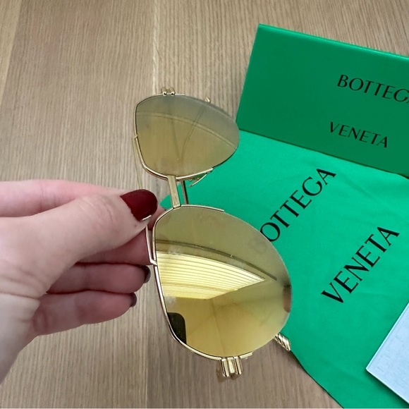 Bottega Venata Sunglasses with Case - Picture 12 of 12